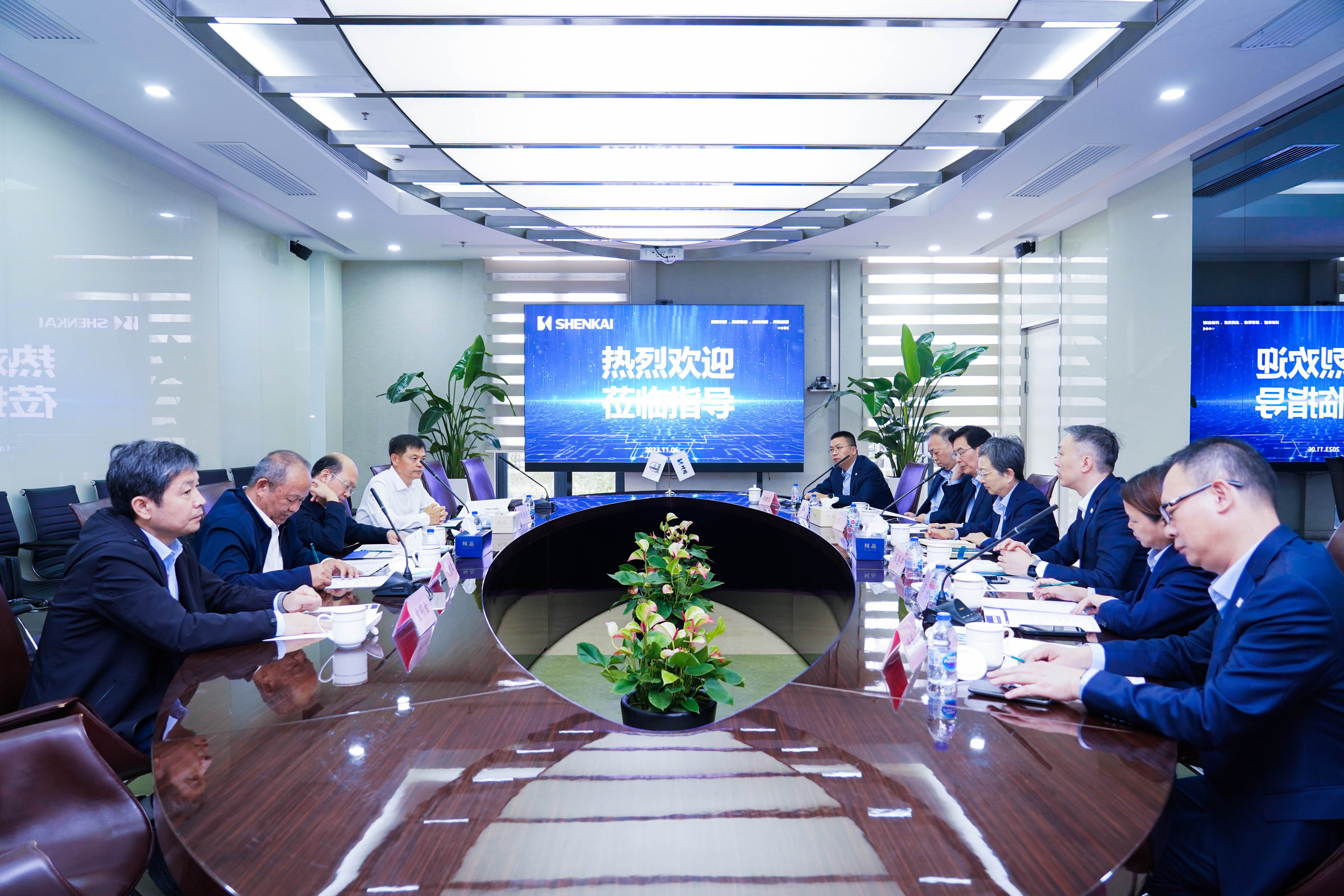 中國石化領導劉會友、張建闊一行蒞臨神開參觀考察(圖1) 中國石化領導劉會友、張建闊一行蒞臨神開參觀考察(圖1)